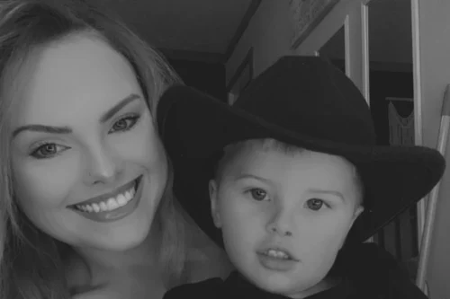 Portrait of Elizabeth Simmons with her child.